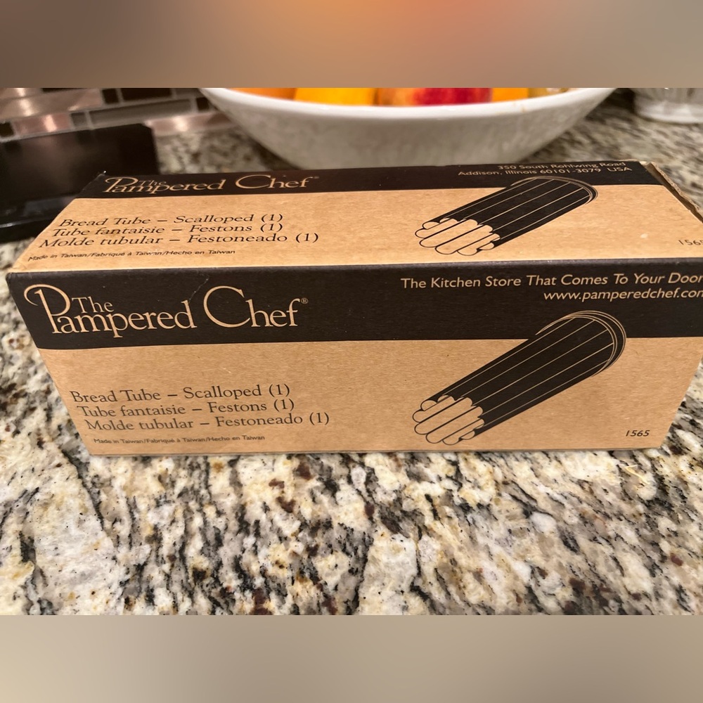 ⭐️New⭐️Never Opened⭐️ Pampered Chef Scalloped Bread Tube